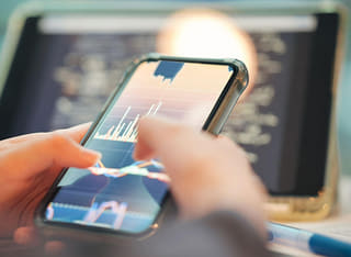 Belegger controleert het transparante opname- en geldoverdrachtsproces