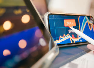 Multimarkthandelaar die Bitcoin, Ethereum en forexopties analyseert