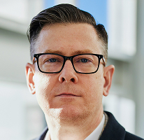 Portret van CEO Alexander Hughes, directeur van een cryptohandelsbedrijf